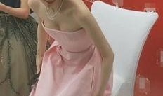 路人爆料唐艺昕视频播放,街头漫步展现清新魅力