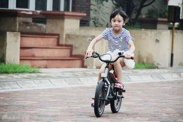 娱乐吃瓜酱骑车摔倒