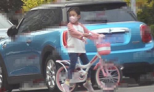 娱乐吃瓜酱骑车摔倒